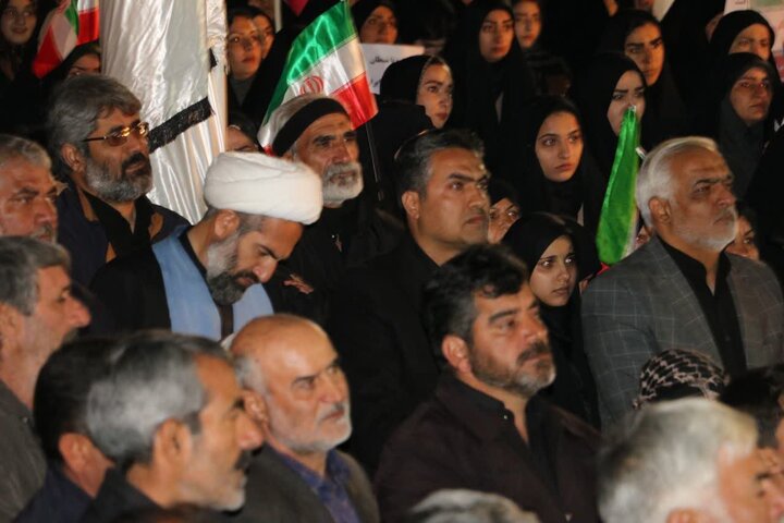 تصاویر/اجتماع شبانه مردم ولایی و انقلابی شهرکارچان در دفاع از ایران و بیعت با رهبر انقلاب