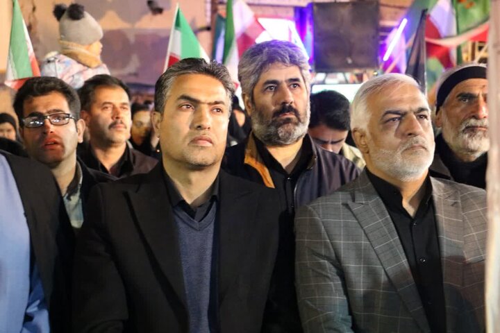 تصاویر/اجتماع شبانه مردم ولایی و انقلابی شهرکارچان در دفاع از ایران و بیعت با رهبر انقلاب