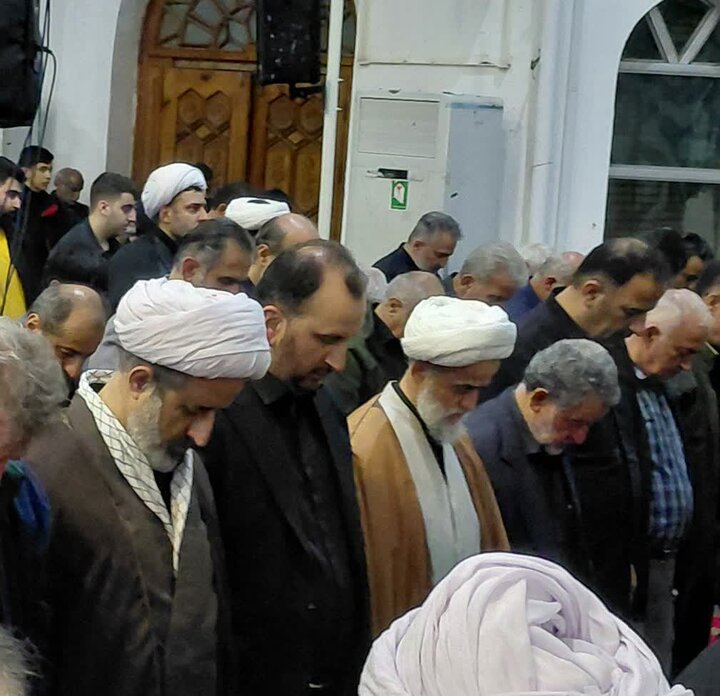 تصاویر / عزاداران اربعین شهادت امام خامنه ای (ره) در شهرستان آمل و اقامه باشکوه نماز جماعت در مصلّای قدس