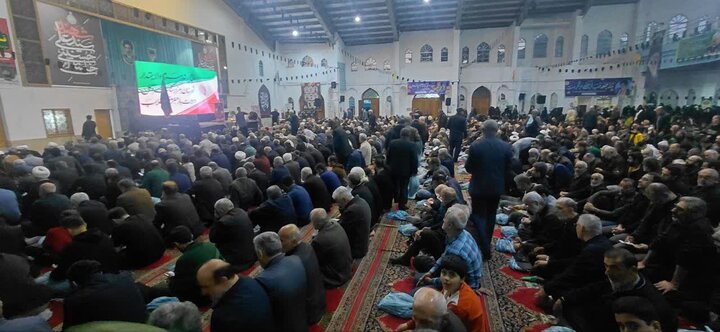 تصاویر / عزاداران اربعین شهادت امام خامنه ای (ره) در شهرستان آمل و اقامه باشکوه نماز جماعت در مصلّای قدس