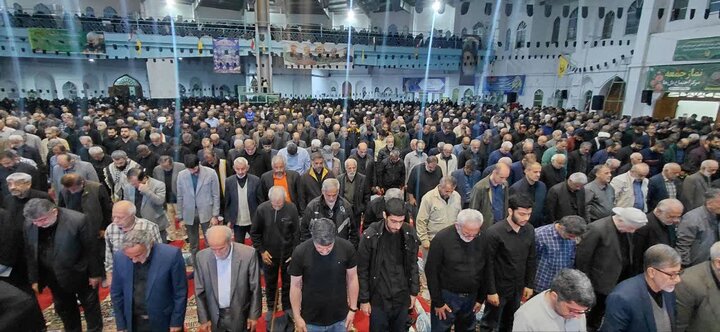 تصاویر / عزاداران اربعین شهادت امام خامنه ای (ره) در شهرستان آمل و اقامه باشکوه نماز جماعت در مصلّای قدس