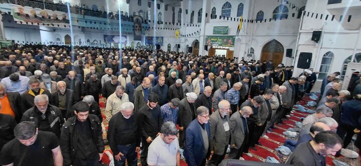 تصاویر / عزاداران اربعین شهادت امام خامنه ای (ره) در شهرستان آمل و اقامه باشکوه نماز جماعت در مصلّای قدس