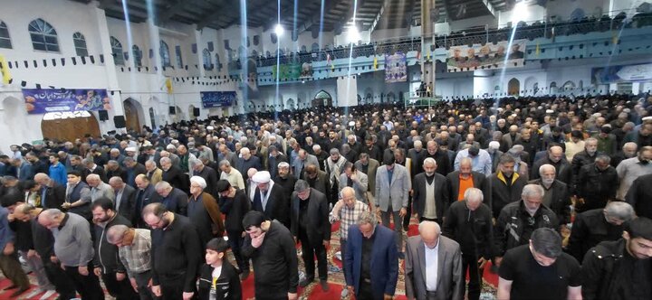 تصاویر / عزاداران اربعین شهادت امام خامنه ای (ره) در شهرستان آمل و اقامه باشکوه نماز جماعت در مصلّای قدس