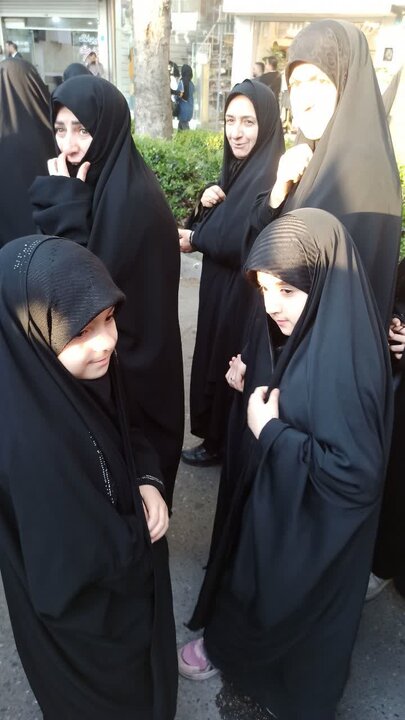 تصاویر/ کودکان آملی حاضر در عزای اربعین رهبر شهید (ره)، سربازان فردای امام سید مجتبی خامنه ای (مدّ ظله)