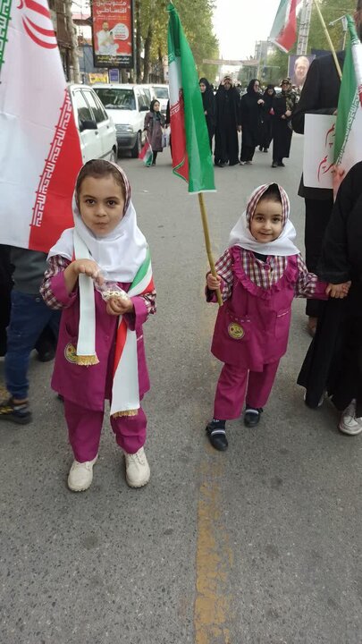 تصاویر/ کودکان آملی حاضر در عزای اربعین رهبر شهید (ره)، سربازان فردای امام سید مجتبی خامنه ای (مدّ ظله)