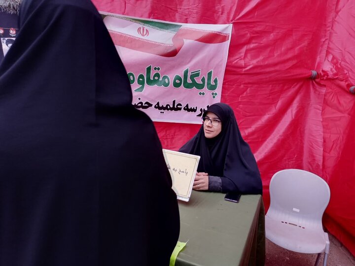 نقش‌آفرینی تبیینی مدرسه علمیه حضرت نرجس (س) با برپایی غرفه میثاق با «رهبر شهید» در محمدآباد یزد