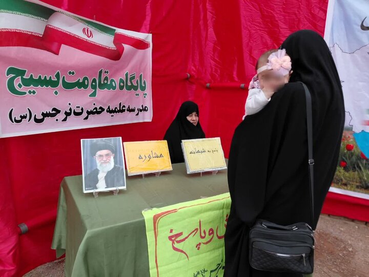 نقش‌آفرینی تبیینی مدرسه علمیه حضرت نرجس (س) با برپایی غرفه میثاق با «رهبر شهید» در محمدآباد یزد
