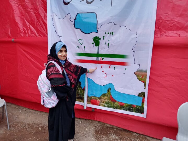 نقش‌آفرینی تبیینی مدرسه علمیه حضرت نرجس (س) با برپایی غرفه میثاق با «رهبر شهید» در محمدآباد یزد