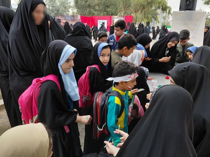 نقش‌آفرینی تبیینی مدرسه علمیه حضرت نرجس (س) با برپایی غرفه میثاق با «رهبر شهید» در محمدآباد یزد
