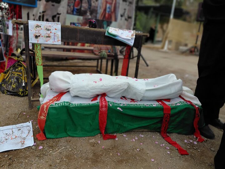 نقش‌آفرینی تبیینی مدرسه علمیه حضرت نرجس (س) با برپایی غرفه میثاق با «رهبر شهید» در محمدآباد یزد