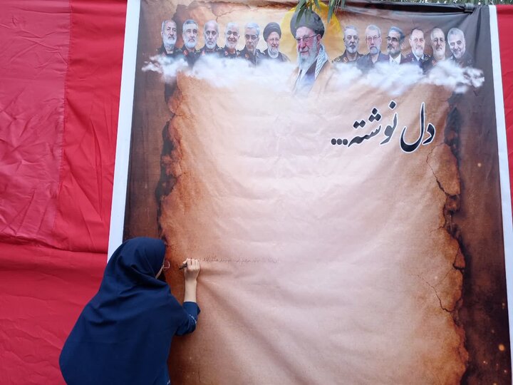 نقش‌آفرینی تبیینی مدرسه علمیه حضرت نرجس (س) با برپایی غرفه میثاق با «رهبر شهید» در محمدآباد یزد