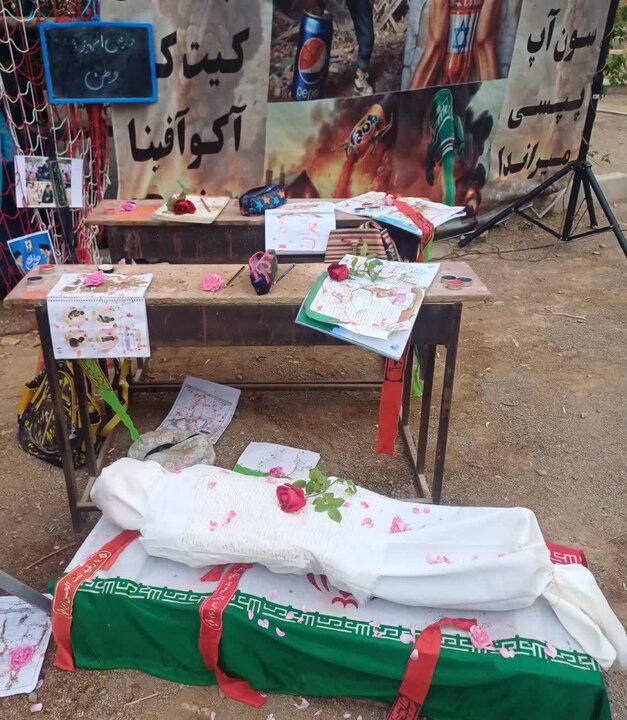 نقش‌آفرینی تبیینی مدرسه علمیه حضرت نرجس (س) با برپایی غرفه میثاق با «رهبر شهید» در محمدآباد یزد