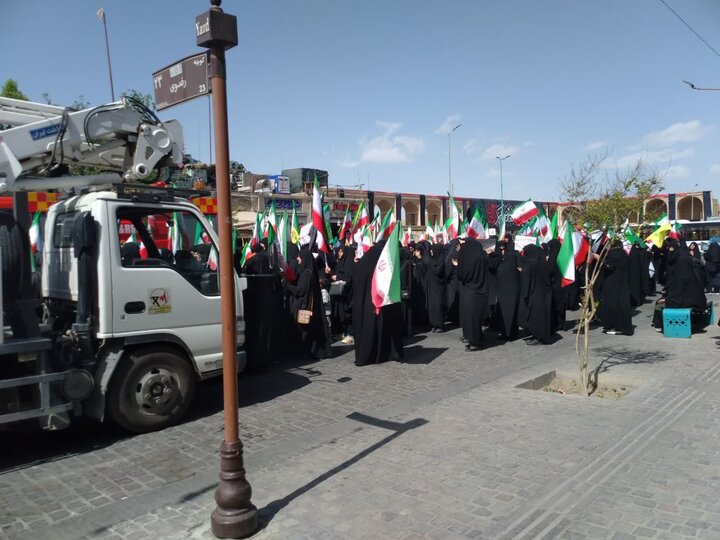 تصاویر/ راهپیمایی بیعت بانوان یزد با آیت الله سیدمجتبی خامنه ای