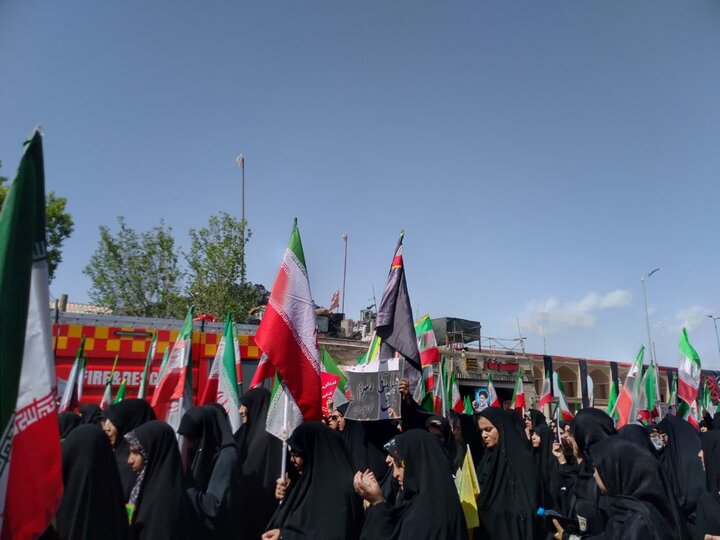 تصاویر/ راهپیمایی بیعت بانوان یزد با آیت الله سیدمجتبی خامنه ای