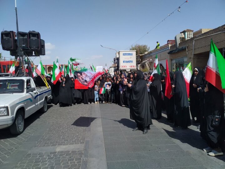تصاویر/ راهپیمایی بیعت بانوان یزد با آیت الله سیدمجتبی خامنه ای