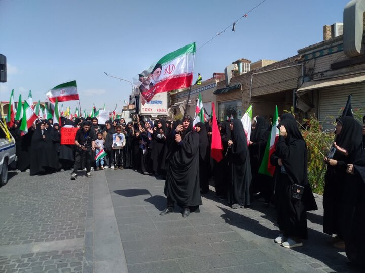 تصاویر/ راهپیمایی بیعت بانوان یزد با آیت الله سیدمجتبی خامنه ای