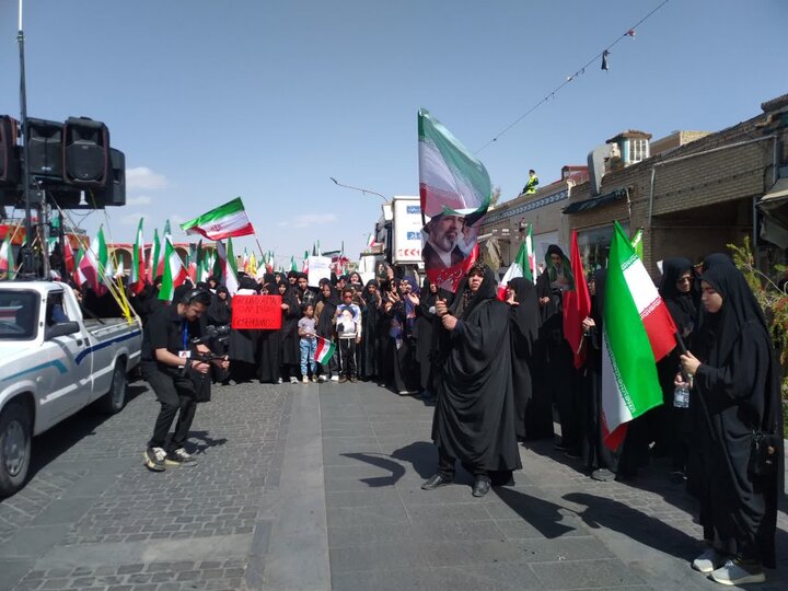 تصاویر/ راهپیمایی بیعت بانوان یزد با آیت الله سیدمجتبی خامنه ای
