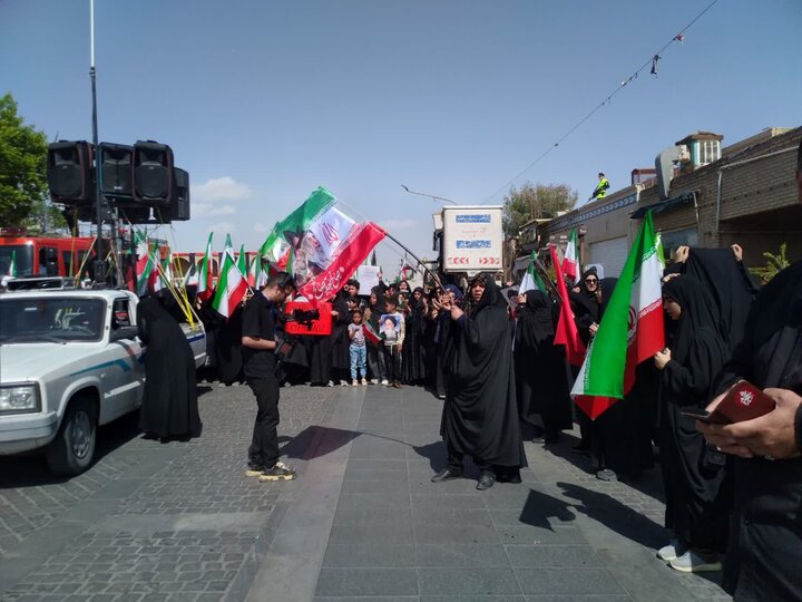 تصاویر/ راهپیمایی بیعت بانوان یزد با آیت الله سیدمجتبی خامنه ای