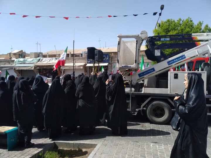 تصاویر/ راهپیمایی بیعت بانوان یزد با آیت الله سیدمجتبی خامنه ای