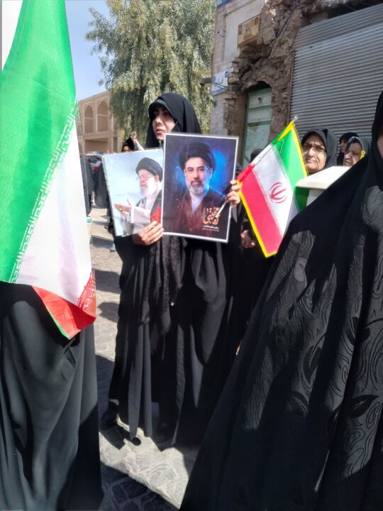 تصاویر/ راهپیمایی بیعت بانوان یزد با آیت الله سیدمجتبی خامنه ای