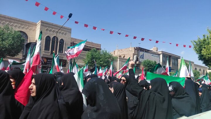 تصاویر/ راهپیمایی بیعت بانوان یزد با آیت الله سیدمجتبی خامنه ای