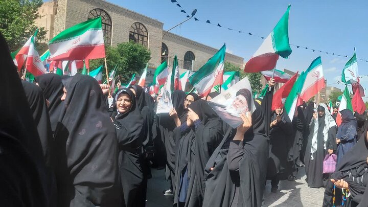 تصاویر/ راهپیمایی بیعت بانوان یزد با آیت الله سیدمجتبی خامنه ای