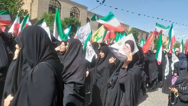 تصاویر/ راهپیمایی بیعت بانوان یزد با آیت الله سیدمجتبی خامنه ای