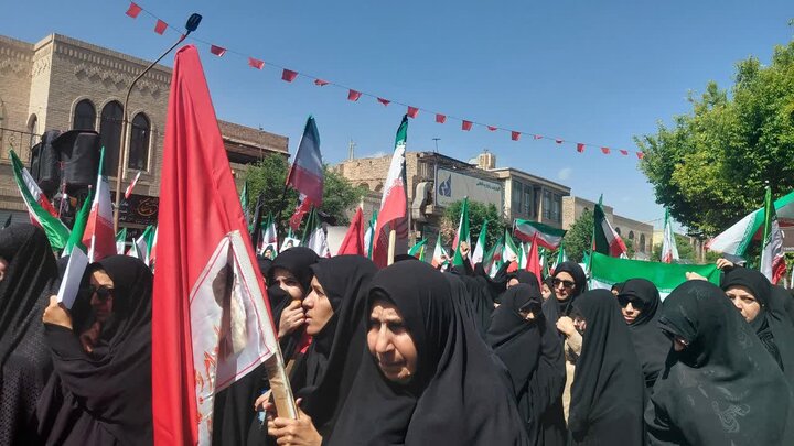 تصاویر/ راهپیمایی بیعت بانوان یزد با آیت الله سیدمجتبی خامنه ای