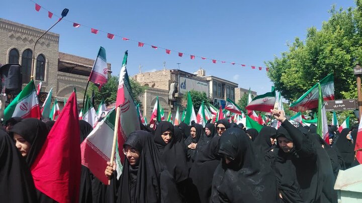 تصاویر/ راهپیمایی بیعت بانوان یزد با آیت الله سیدمجتبی خامنه ای