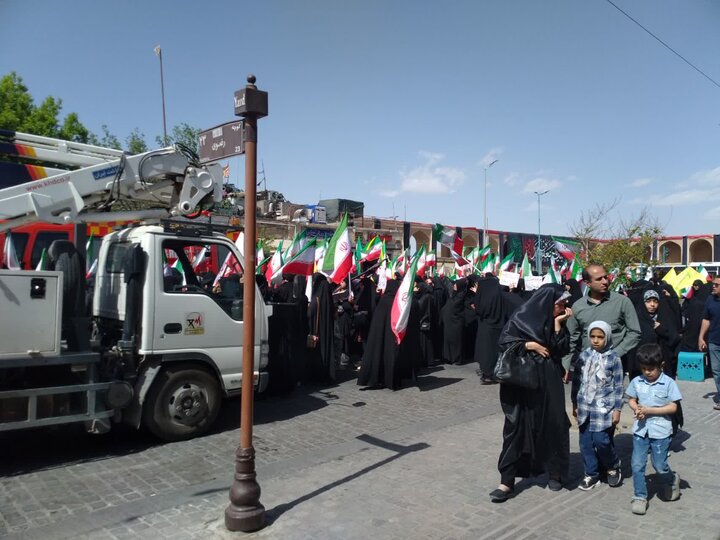 تصاویر/ راهپیمایی بیعت بانوان یزد با آیت الله سیدمجتبی خامنه ای