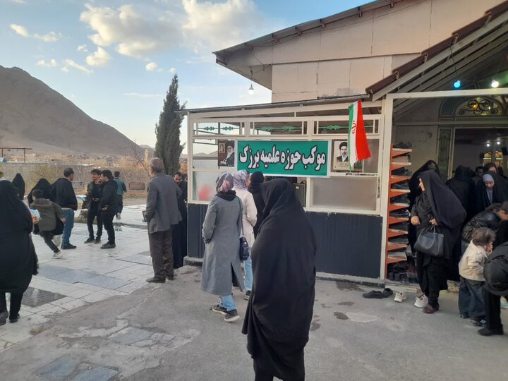 تصاویر/ موکب مدرسه علمیه امام کاظم(ع) برزک کاشان همزمان با ایام اربعین امام شهید قائد