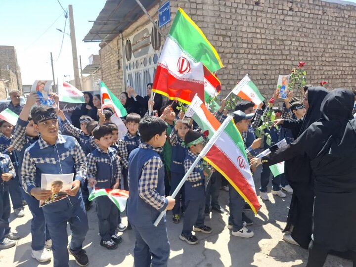 تصاویر/مراسم بدرقه و تشییع شهدای دانش آموز روستای یحیی آبادآران و بیدگل