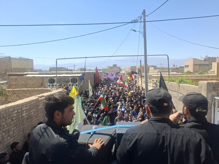تصاویر/مراسم بدرقه و تشییع شهدای دانش آموز روستای یحیی آبادآران و بیدگل