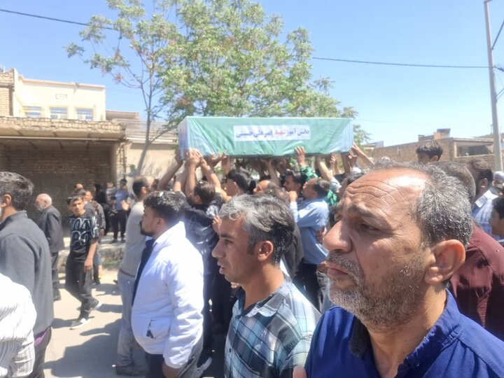 تصاویر/مراسم بدرقه و تشییع شهدای دانش آموز روستای یحیی آبادآران و بیدگل