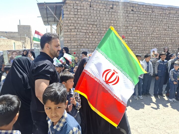 تصاویر/مراسم بدرقه و تشییع شهدای دانش آموز روستای یحیی آبادآران و بیدگل