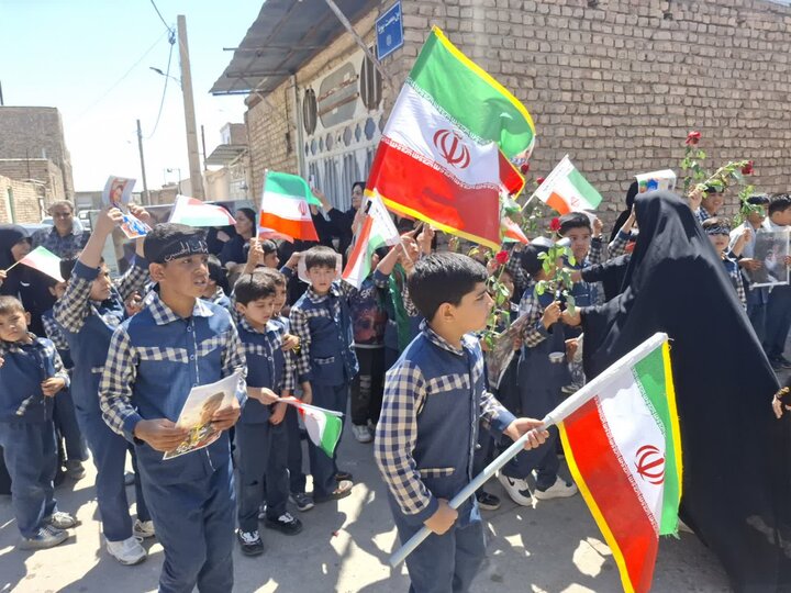 تصاویر/مراسم بدرقه و تشییع شهدای دانش آموز روستای یحیی آبادآران و بیدگل
