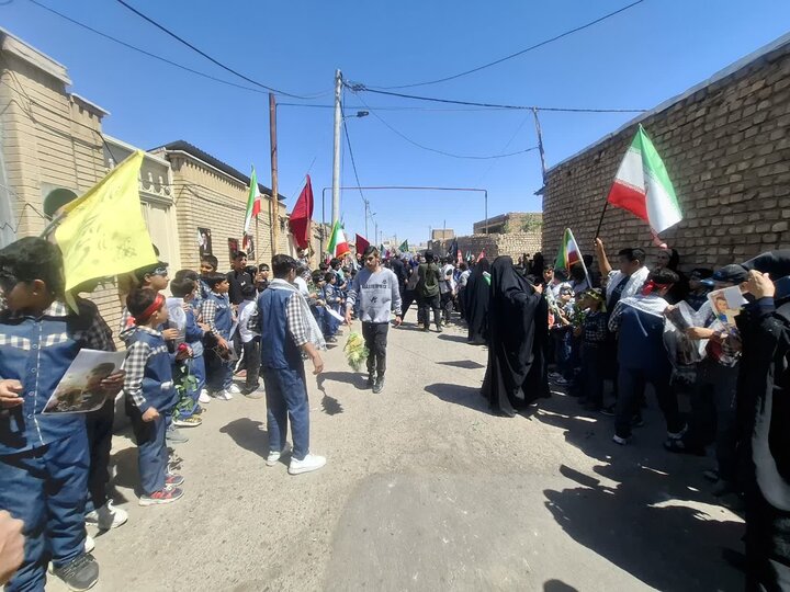 تصاویر/مراسم بدرقه و تشییع شهدای دانش آموز روستای یحیی آبادآران و بیدگل