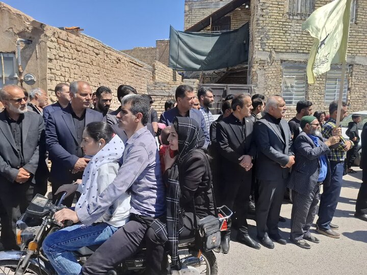 تصاویر/مراسم بدرقه و تشییع شهدای دانش آموز روستای یحیی آبادآران و بیدگل