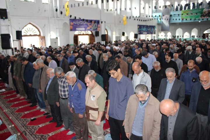 تصاویر /  اقامه نماز باشکوه نماز جمعه در شهرستان آمل، به امامت حجت الاسلام و المسلمین یعقوبیان