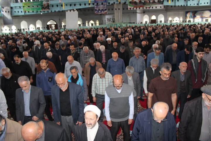 تصاویر /  اقامه نماز باشکوه نماز جمعه در شهرستان آمل، به امامت حجت الاسلام و المسلمین یعقوبیان