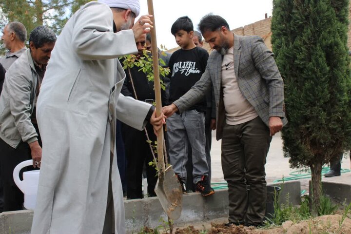 تصاویر/ اقامه نماز جمعه و کاشت نهال در شهر جوپار
