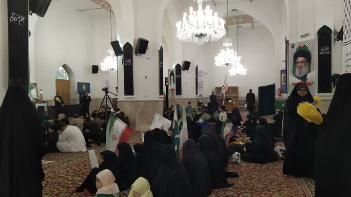 تصاویر/عرض ارادت زائران اردو زبان به ساحت مقدس رهبر شهید در ویژه برنامه «رهبر مقتدر» همزمان با چهلمین روز شهادت قائد امت در حرم مطهر رضوی
