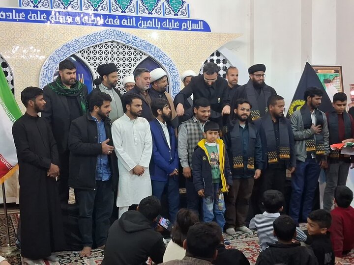 تصاویر/عرض ارادت زائران اردو زبان به ساحت مقدس رهبر شهید در ویژه برنامه «رهبر مقتدر» همزمان با چهلمین روز شهادت قائد امت در حرم مطهر رضوی