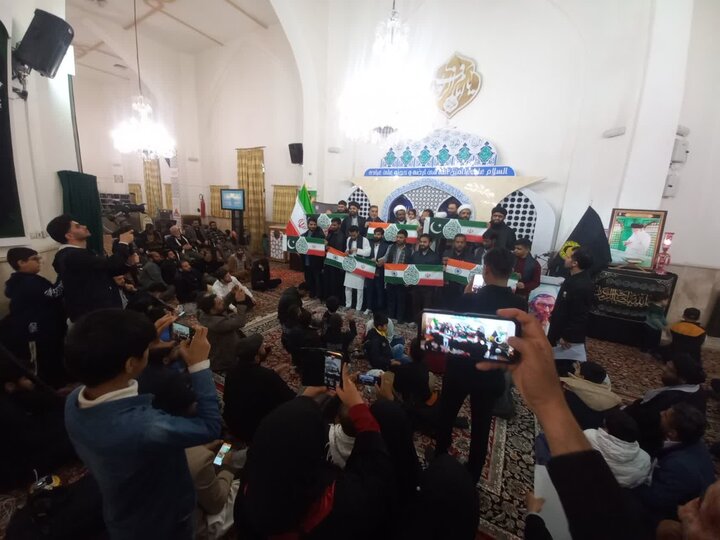 تصاویر/عرض ارادت زائران اردو زبان به ساحت مقدس رهبر شهید در ویژه برنامه «رهبر مقتدر» همزمان با چهلمین روز شهادت قائد امت در حرم مطهر رضوی