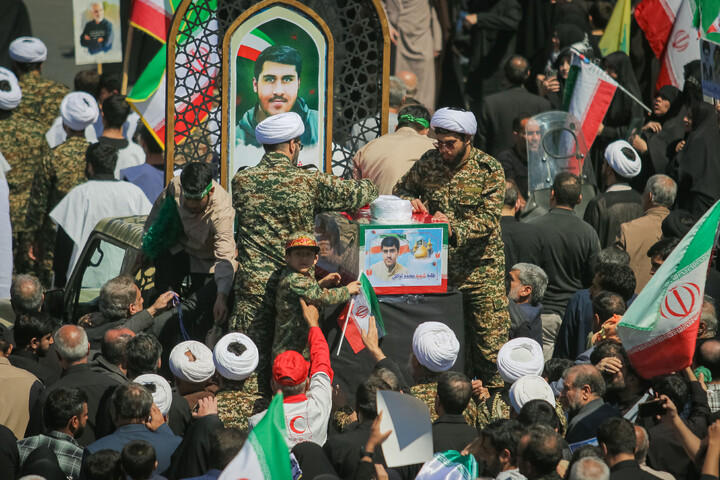 تصاویر/ اقامه نماز جمعه و تشییع پیکر طلبه شهید محمد توکلی در قم