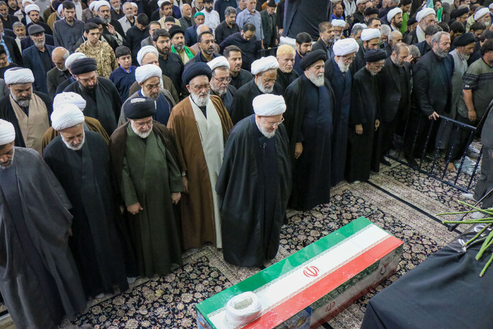 تصاویر/ اقامه نماز جمعه و تشییع پیکر طلبه شهید محمد توکلی در قم