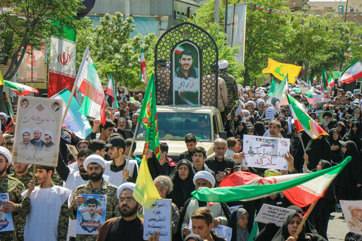 تصاویر/ اقامه نماز جمعه و تشییع پیکر طلبه شهید محمد توکلی در قم
