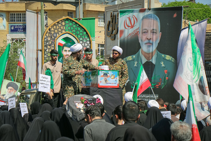 تصاویر/ اقامه نماز جمعه و تشییع پیکر طلبه شهید محمد توکلی در قم