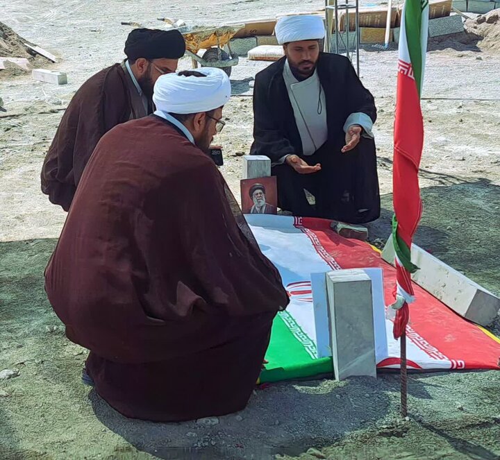 تصاویر/ دیدار مدیر و اساتید  مدرسه علمیه سندرک با خانواده های شهدای جنگ رمضان