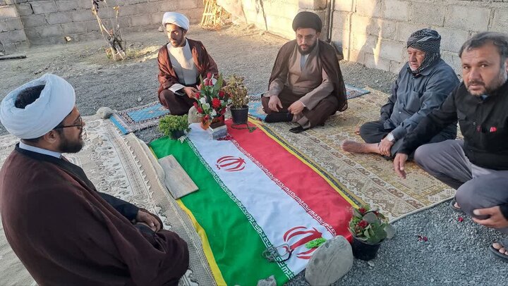 تصاویر/ دیدار مدیر و اساتید  مدرسه علمیه سندرک با خانواده های شهدای جنگ رمضان